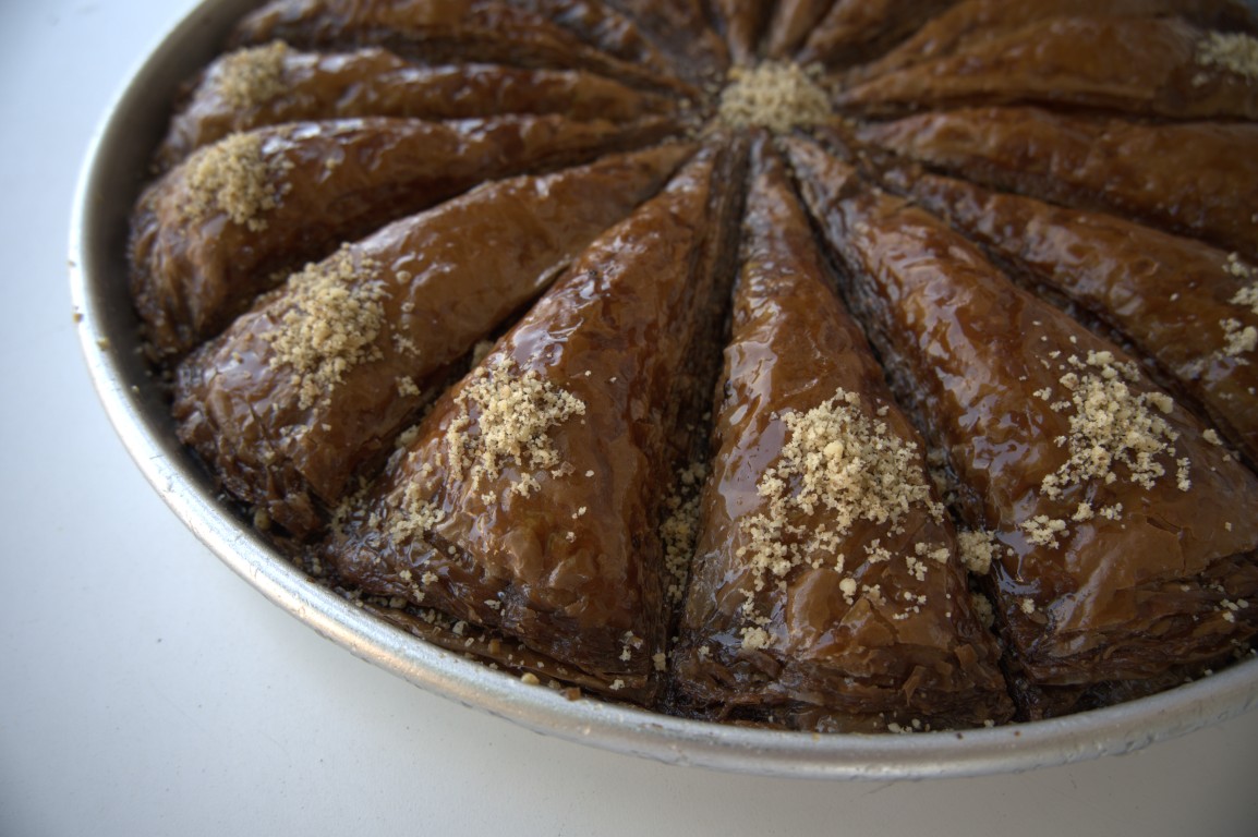 Guitar 2 - Classic Chocolate Walnut Baklava - Slika 2